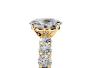 Shared-Prong Engagement Ring Setting for Oval Center with Graduated Accents and Prong Head in Yellow Gold